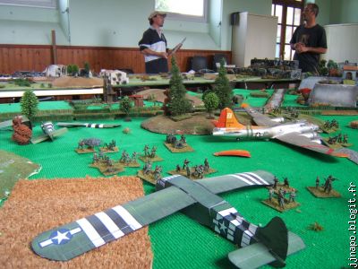 Dans le bocage normand, les planeurs US larguent leurs commandos
