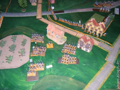 Les tricolores s"avancent  en masse vers  l'aile droite saxonne. Salut