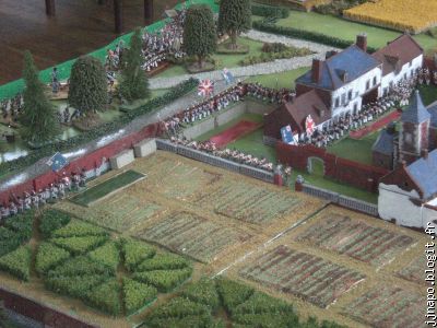 Les Français abordent les murs sud de la ferme