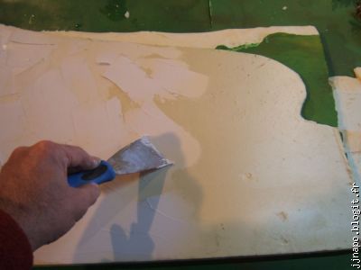Le collage des plaques. Bien répartir sur toute la surface.