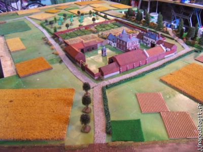 Vu du côté anglais , l'entrée nord de Hougoumont