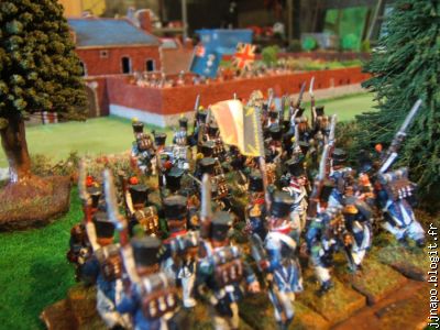 Les mêmes Français apercoivent les gardes anglais derrière le mur
