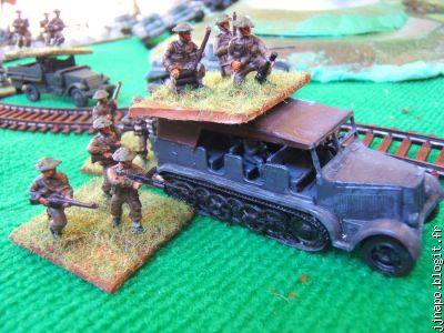 Des Tommies en goguette sur un chenillé piqué en Afrique du Nord