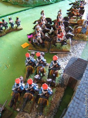 Tandis que les dragons légers embusqués chargent de flanc les "cuirs"