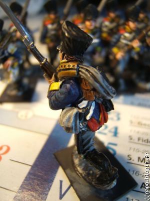 Vu de dos, avec la dragonne blanche sur la garde du sabre