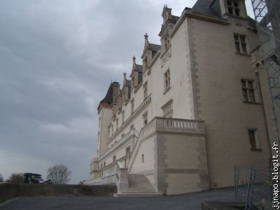 La façade du château qui donne sur les Pyrénées
