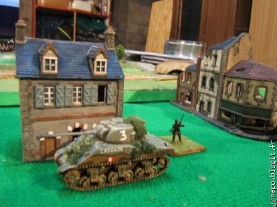 Un Sherman devant le "Perroquet bleu", tenu par Mme Paulette