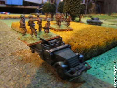 Une section de Tommies en half-track arrive à la rescousse