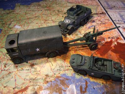 Le camion Matador tirant l'obusier de 5,5 et encadré par les engins US