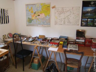 Les boites de droite contiennent mes armées 15 mm