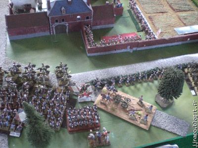 Grosse différence par rapport à 1815 : ils ont amené un canon. Aie !