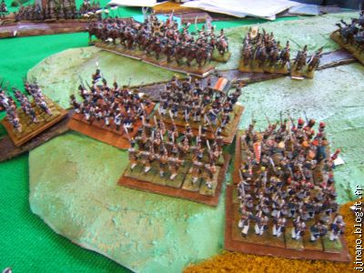 Tandis que l'infanterie s'avance vers la cavalerie légère prussienne