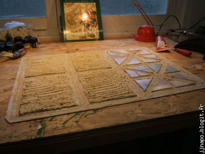 Un calendrier pour le support, du crépi pour la texture du sol