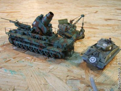 L'obusier à côté d'un Sherman. Impressionnant, non ?