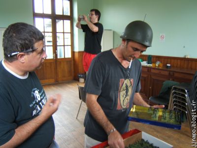 Pendant que les Allemands se concertent. Notez le casque à pointe