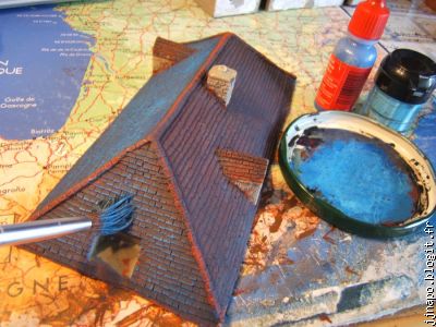 Le relief des tuiles travaillé avec un brossage de bleu clair