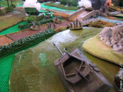 Le M 10 Achilles à l'affut, au débouché d'une colline