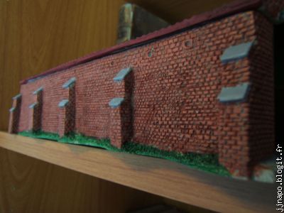 Mieux éclairée, la différence de teinte entre les murs et le toit